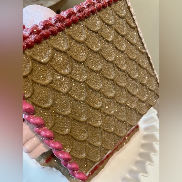 Cupcakes and Cashmere Gingerbread Valentine’s Day House. - Picture 7 of 8